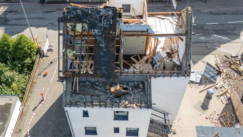 Unwetter mit Starkregen drohen im Südosten und in der Mitte Im hessischen Solms wird nach einem Tornado weiter aufgeräumt.