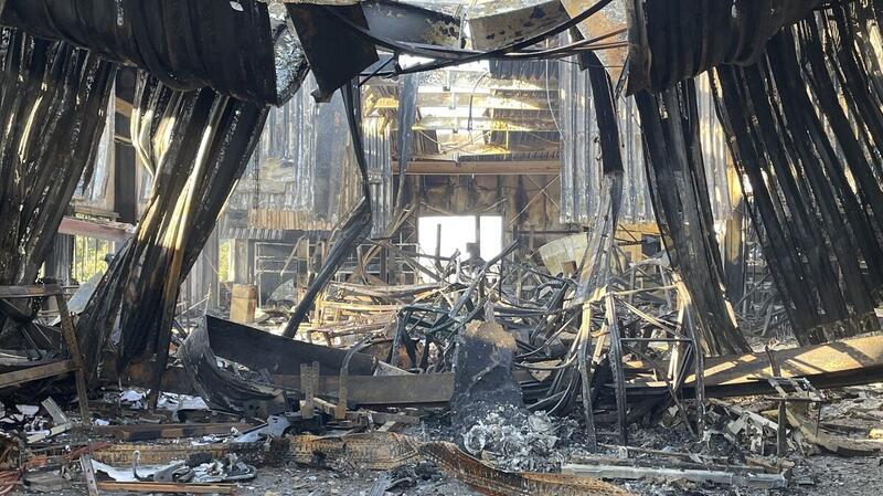 Nach Großbrand in Lamstedt: „Größter Albtraum ist wahr geworden“ Im hinteren Bereich der Halle ist alles durch das Großfeuer zerstört worden, ob Fahrzeuge oder Werkstattgeräte. Hier war auch die noch recht neue Schreinerei untergebracht.