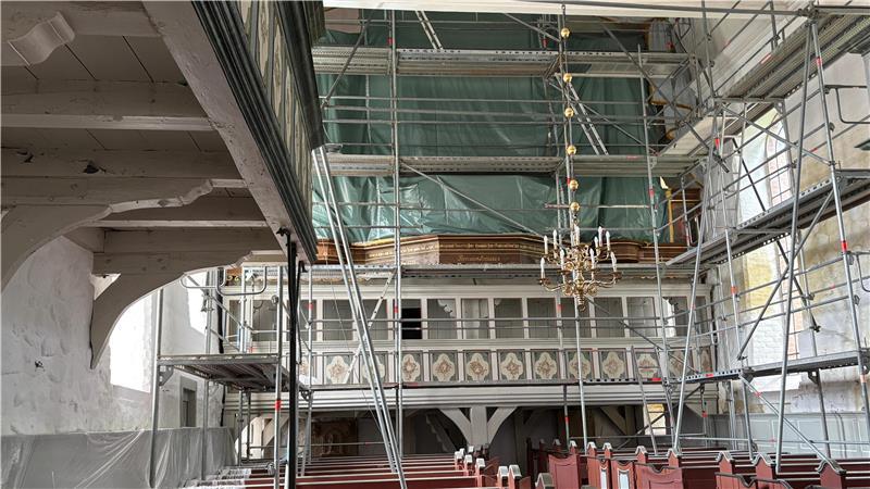 Im hinteren Bereich der Kirche müssen die Handwerker wegen der Kirchenbänke mit Gerüsten arbeiten. In grüne Folie eingepackt: die Schnitger-Orgel.