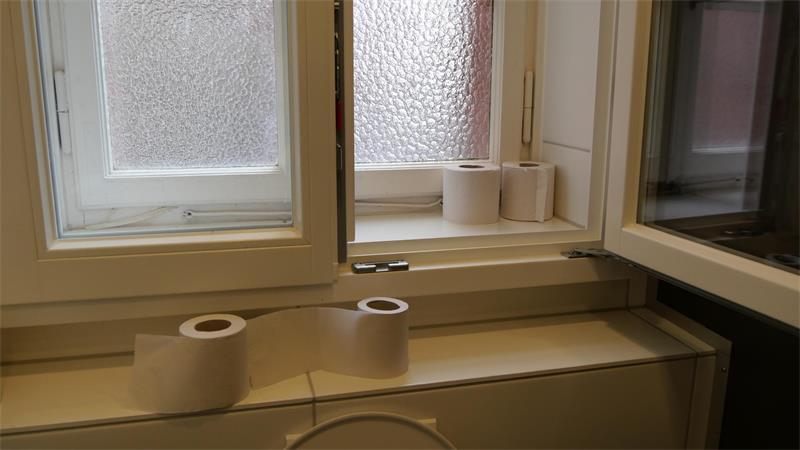 Von der Rolle: Klopapier-Check im Kreis Stade Im historischen Rathaus in Buxtehude herrscht kein Mangel an Toilettenpapier. Sogar zwischen den historischen Doppelfenstern finden sich Vorräte.