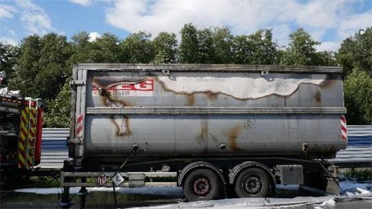 Im in Brand geratenen Container auf dem Anhänger sind unter anderem Lösungsmittel und Lackierereiabfälle transportiert worden.