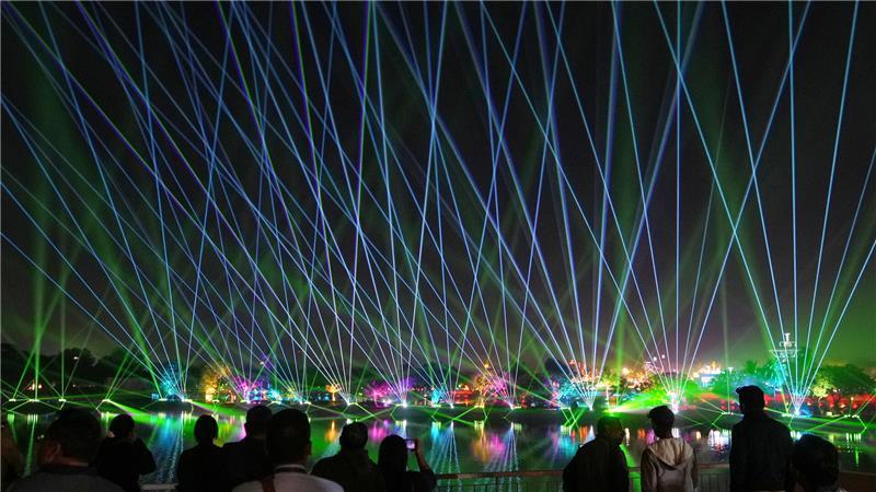 Im indischen Ahmedabad gab es vor wenigen Tagen eine Licht- und Tonshow am Kankaria-See.