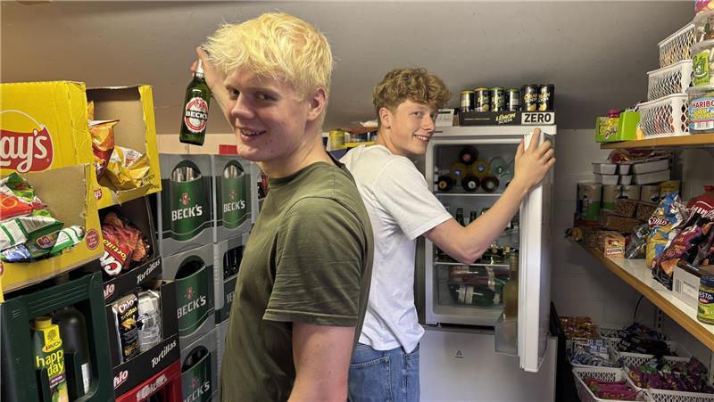 Im kleinen Lager stapeln sich die Waren. Mattis Köhlmann und Bent Kolck haben genug Getränke für die nächste Bestellung.