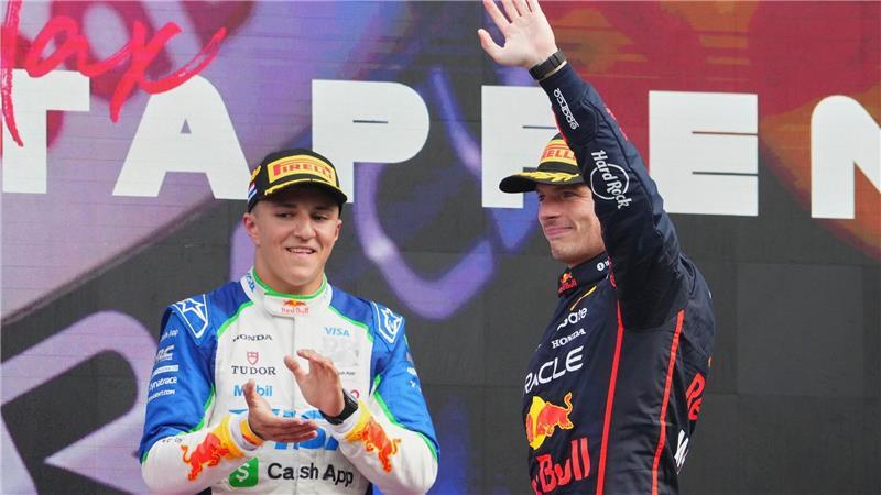 Im kommenden Jahr fährt Hadjar (l) zusammen mit Max Verstappen. (Archivbild) 