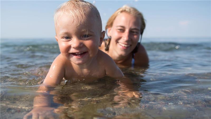 7 Tipps, wie Sie Ihre Familie vor Hitze schützen Im kühlen Nass lässt sich die Hitze besser ertragen.