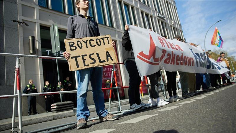 Im laufenden Jahr hat es immer wieder Proteste gegen Tesla wegen der politischen Aktivitäten seines Chefs Elon Musk gegeben. (Archivbild) 