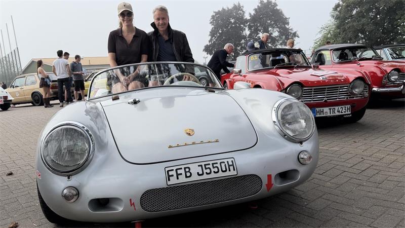 Im legendären Porsche: Anna und Ulf Brokelmann aus Stade.