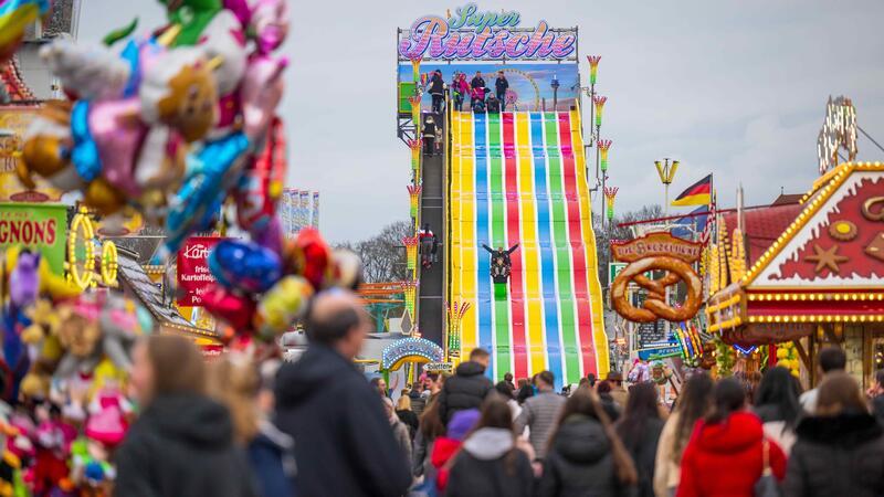 Bunter Rummel in Bremen: Osterwiese beginnt mit Feuerwerk Besucher laufen über die Osterwiese auf der Bürgerweide.