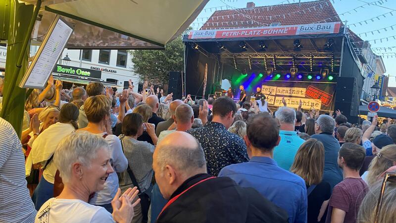 Voller Petri-Platz zum Altstadtfest-Auftakt am Freitag mit reis Against The Spülmachine auf der Bühne