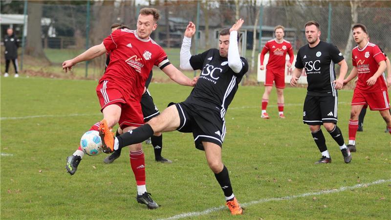 Im letzten Moment blockt der Harsefelder Immo Buthmann (rechts) den Schussversuch von Deinstes Marvin Lindemann.