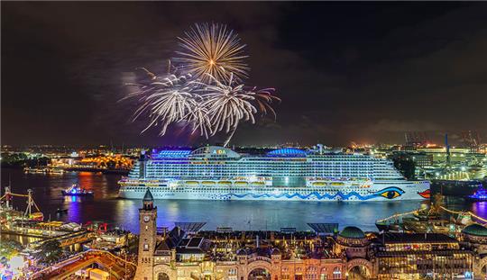 Im letzten war war die AIDAprima unter Feuerwerken der Höhepunkt des Hafengeburtstags. Foto: Jan Schugardt/AIDA Cruises/obs