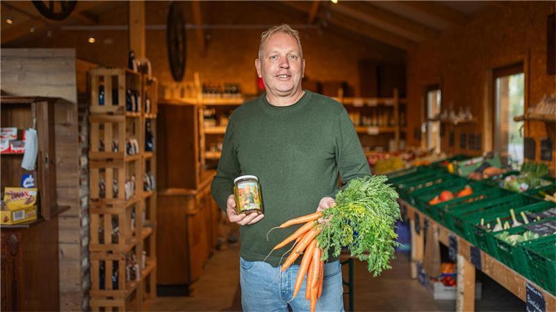 Geflügelwirt aus Cappel sucht Liebe im TV: Vier Frauen streiten sich um Jörg Im liebevoll eingerichteten Hofladen verkauft Jörg Schwerdts regionale Produkte und Spezialitäten. Die eingelegten Gurken nach Großmutters Rezept hätte sogar Moderatorin Inka Bause gerne mit nach Hause genommen.