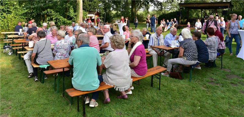 Im malerischen Pfarrgarten treffen sich die Besucher. Foto Beneke