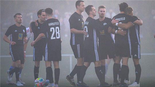 Im nebeligen Derby behielten die Gäste aus Harsefeld stets den Überblick.