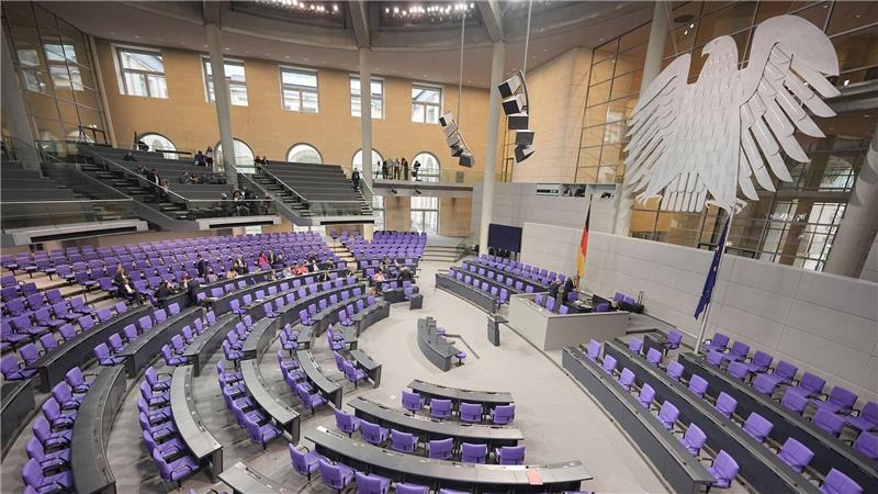 Im neu gewählten Bundestag sind Frauen mit einem Anteil von 32,4 Prozent deutlich unterrepräsentiert. (Archivbild)