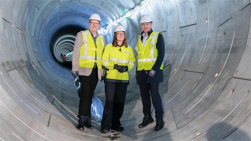 Im neuen Elbtunnel: Energieminister Christian Meyer, Tennet COO Ina Kamps und Schleswig-Holsteins Ministerpräsident Daniel Günther.