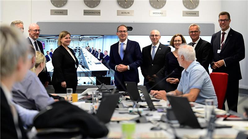 Im neuen Gemeinsamen Zentrum zur Abwehr hybrider Bedrohungen tauschen sich die verschiedenen Behörden anlassbezogen zu neuen Trends und konkreten Angriffen aus. 