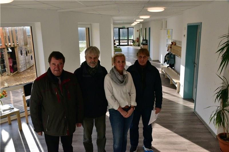 Im neuen Kindergarten an der Graf-Heinrich-Straße: Gemeindedirektor Rainer Schlichtmann, Planer Hans-Jürgen Peter, Leiterin Sabrina Reese und Bauamts-Vize Jörg Reikat (von links) stellen die lichtdurchfluteten Räume vor. Fotos: Beneke/Fehl