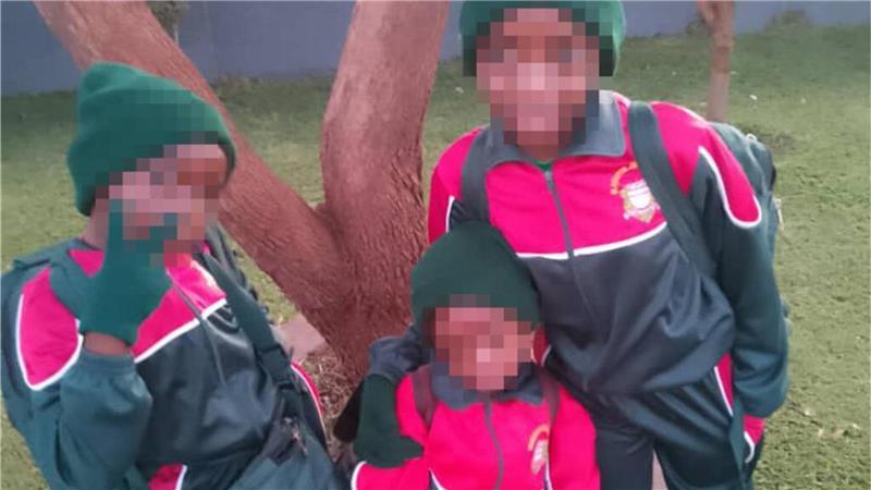 Im neuen Outfit: Die drei Geschwister posieren für ein Foto in ihrer neuen Sportkleidung.