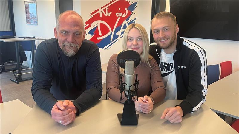 Im neuen Podcast "D/A sind wir zuhaus" spricht TAGEBLATT-Sportchef Daniel Berlin mit D/A-Fußballer Justin Plautz und seiner Lebenspartnerin Vanessa Kardelke darüber, wie sie Profifußball, Job, Pendeln und das Familienleben unter einen Hut bekommen.