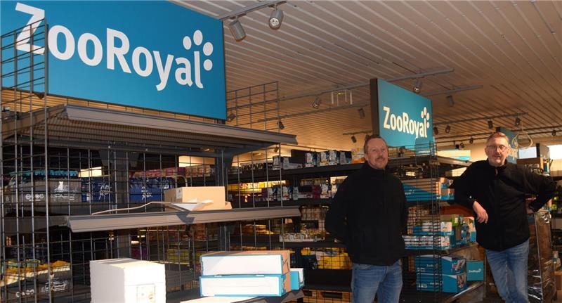 Im neuen Rewe-Getränkemarkt am Westmoor wird es auch Tiernahrung geben. Getränkemarktleiter Christian Helms (links) und Rewe-Marktmanager Klaus Röhrs zeigen die große Abteilung, die zurzeit im Aufbau ist.