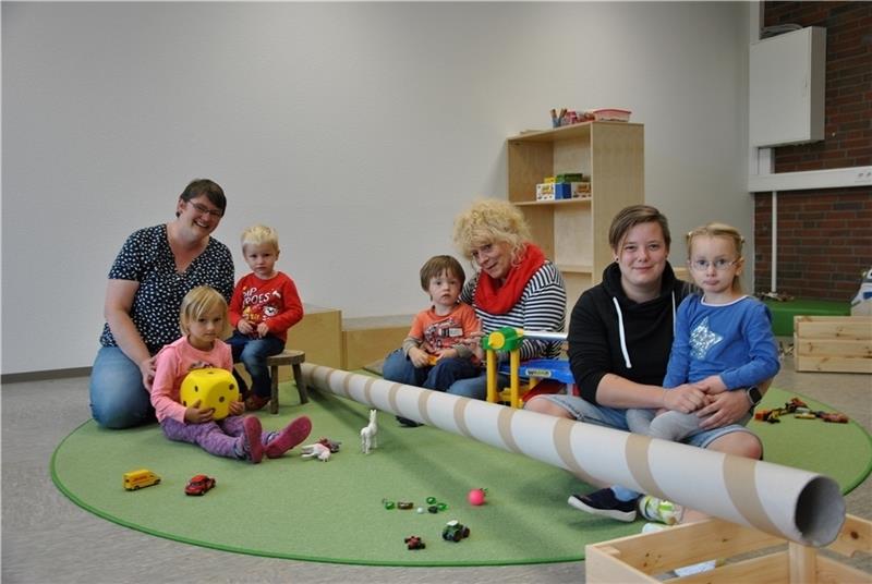 Im neuen Übergangs-Kindergarten in Bliedersdorf: Ilka Brandt, Leiterin Anke Aspridis und Verena Seidl (von links) mit vier Kindern. Foto: Lohmann