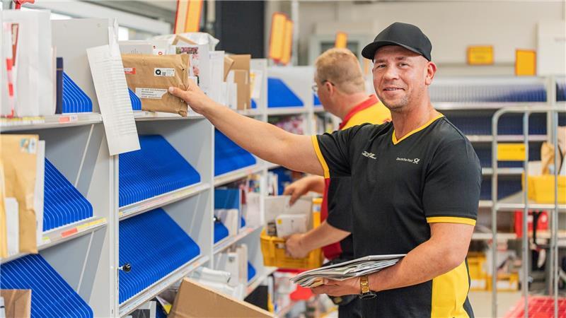 Im neuen Zustellstützpunkt von DHL sortiert Mitarbeiter Karl Felix die Briefe. 