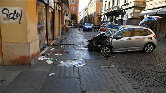 Im norditalienischen Modena fuhr ein Auto in eine Menschenmenge. 