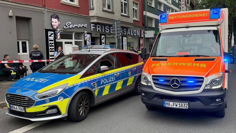 Vier Verletzte bei Schüssen in Hagen - Täter flüchtig Im nordrhein-westfälischen Hagen sind Schüsse gefallen. Einsatzkräfte sind mit einem Großaufgebot vor Ort.