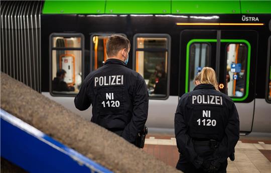 Im öffentlichen Nahverkehr gilt eine Maskenpflicht. Dort kommen täglich sehr viele Menschen zusammen. Foto: dpa-Bildfunk