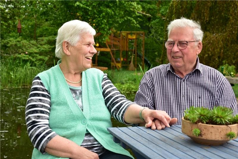 Die Nuttbohms: Von heimlichen Treffen zur Diamantenen Hochzeit Im riesigen Garten rund ums Haus gibt es immer was zu tun. Nach getaner Arbeit sitzt es sich am Teich besonders idyllisch. Foto: Ahrens
