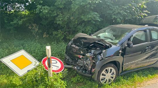 Im schwer beschädigten Renault verletzten sich alle drei Insassen.