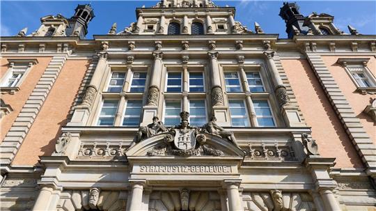 Im selben Saal wie der Block-Prozess wird die Verhandlung gegen die mutmaßlichen Mitglieder „Letzten Verteidigungswelle“ geführt.  