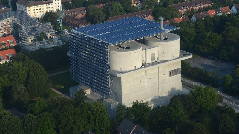 Geothermieprojekt in Hamburg-Wilhelmsburg verzögert sich Im sogenannten Energiebunker soll ab 2026 erhitztes Thermalwasser zwischengespeichert werden. (Archivfoto)