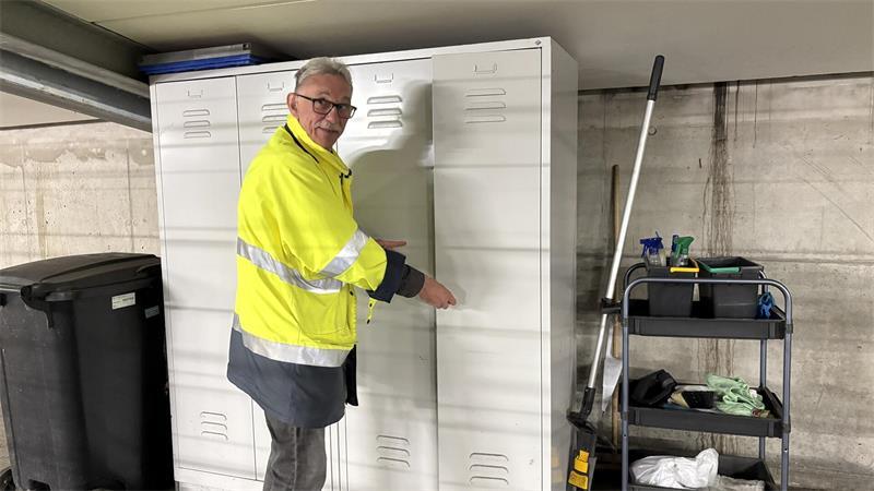 „Langweilig wird mir nie“: Aus dem Alltag eines Stader Parkwächters Im sogenannten „Gatter“ steht ein Schrank mit wichtigen Arbeitsutensilien. Unter anderem werden hier Müllgreifer und Putztücher gelagert.