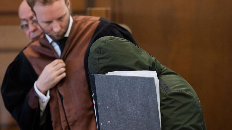 Im sogenannten Karnevalsmord-Prozess in Köln ist der Angeklagte zu lebenslanger Haft verurteilt worden.