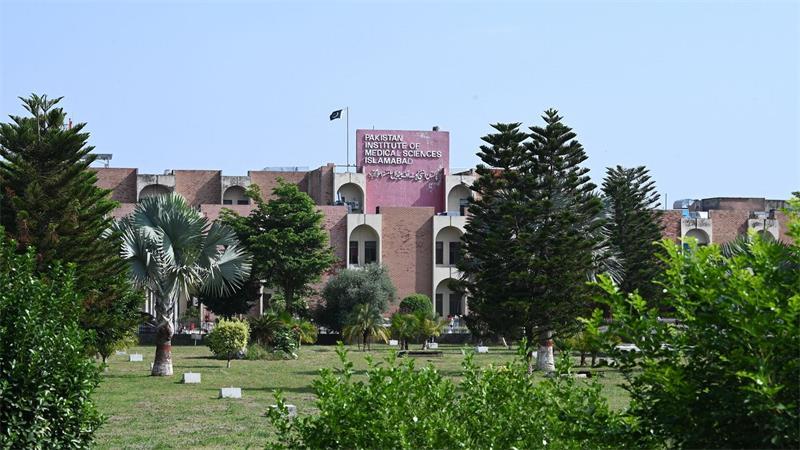 Pakistan trauert um 14 tote Babys nach Krankenhausbrand Im staatlichen Pakistan Institute of Medical Sciences wird auch unterrichtet.
