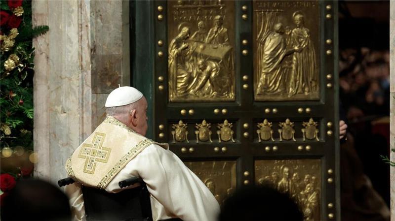 Papst öffnet Petersdom-Pforte und läutet Heiliges Jahr ein Im stillen Gebet sitzt Franziskus vor der Heiligen Pforte.
