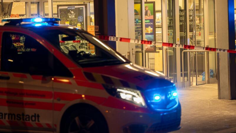 Tödliche Schüsse in Supermarkt - Kassiererin stirbt Im südhessischen Mörfelden-Walldorf wurde eine Frau wurde in einem Supermarkt erschossen.