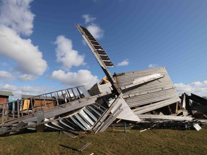 Im thüringischen Klettbach ist eine rund 270 Jahre alte Bockwindmühle komplett umgeweht worden. Foto: Bodo Schackow/dpa-Zentralbild/dpa