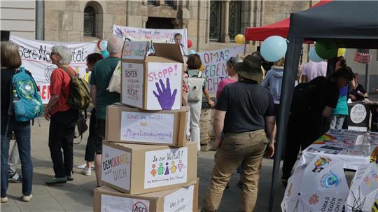 Im thüringischen Saalfeld hatten die Omas gegen Rechts zu einer Demonstration gegen die Wahl eines AfD-Landrates aufgerufen.