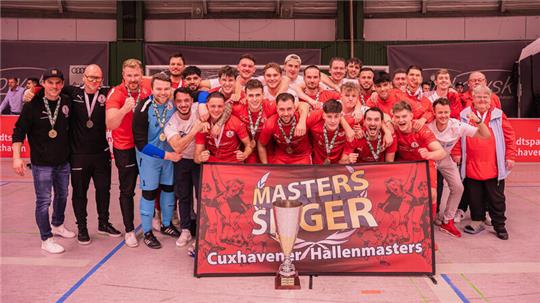 Im vergangenen Jahr belegten sie den zweiten Platz, dieses Jahr stehen sie ganz oben auf dem Siegertreppchen - Rot-Weiss Cuxhaven gewinnt das 34. Hallenmasters.