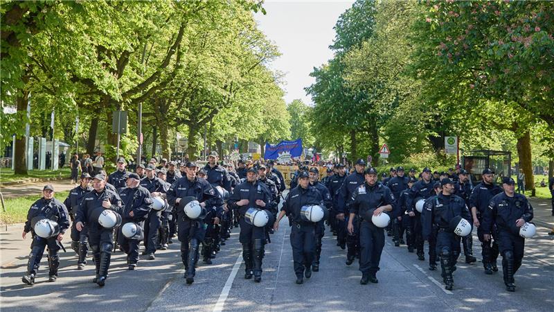 Viele Demos am 1. Mai in Hamburg - Polizei im Großeinsatz Im vergangenen Jahr eskortierte die Polizei die Teilnehmer der Demonstration «Wir haben die Scheiße so satt» vom Bündnis «Wer hat, der gibt» in der Nähe von Bahnhof Dammtor.