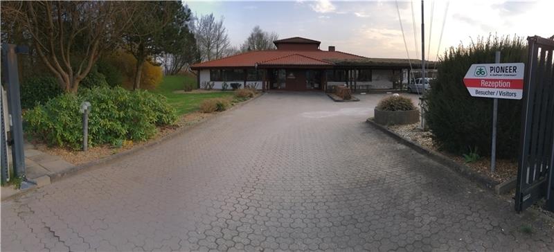 Im vergangenen Jahr gehörte das Gebäude noch dem Saatgut-Unternehmen Pioneer, jetzt trifft sich an der Apensener Straße 198 in Buxtehude der Jugendhilfeausschuss. Foto Wisser