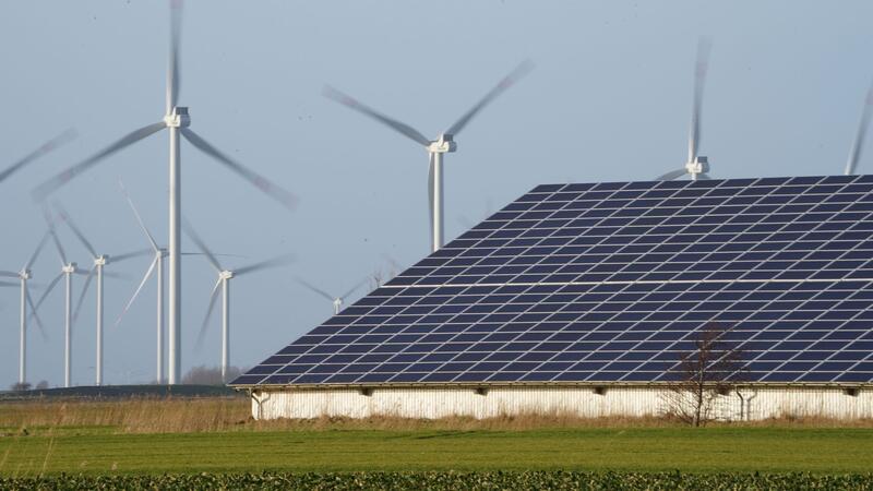 Prognose: Erneuerbare liefern bald mehr Energie als Russland Im vergangenen Jahr habe die EU erstmals mehr Strom aus Wind- und Sonnenenergie erzeugt als aus Gas, sagt EU-Kommissionspräsidentin Ursula von der Leyen.
