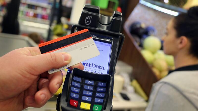 Im vergangenen Jahr haben Verbraucher in Deutschland so häufig bargeldlos mit der Girocard bezahlt wie nie. (Symbolbild)