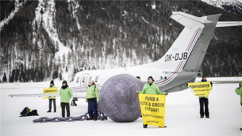 Im vergangenen Jahr hat Greenpeace in Davos gegen Privatflüge demonstriert. (Archivbild)