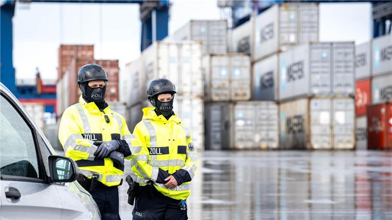 Bilanz des Bremer Zolls: Weniger Kokain, mehr Fälschungen Im vergangenen Jahr hat das Hauptzollamt Bremen mehr als 150.000 gefälschte Produkte beschlagnahmt. (Archivbild)