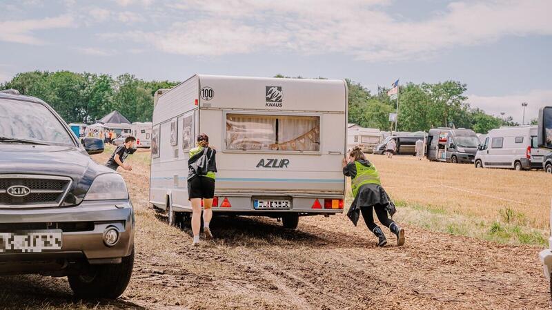 Deichbrand-Festival: Tipps und Tricks für die Anreise Im vergangenen Jahr machte das regnerische Wetter den Festivalbesuchern bei der Anreise ordentlich zu schaffen.