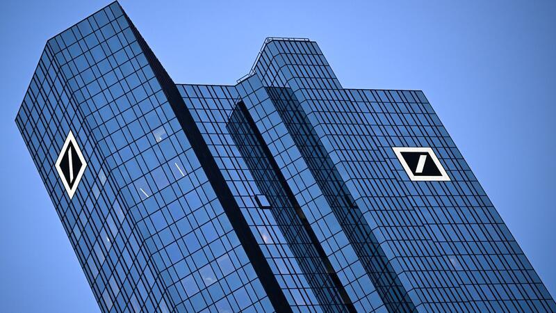 Deutsche Bank streicht nach Gewinnrückgang Tausende Jobs Im vergangenen Jahr musste die Deutsche Bank unter dem Strich einen Gewinnrückgang hinnehmen.